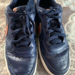 Nike Kids Dark Blue Sneakers with Rose Gold Accents